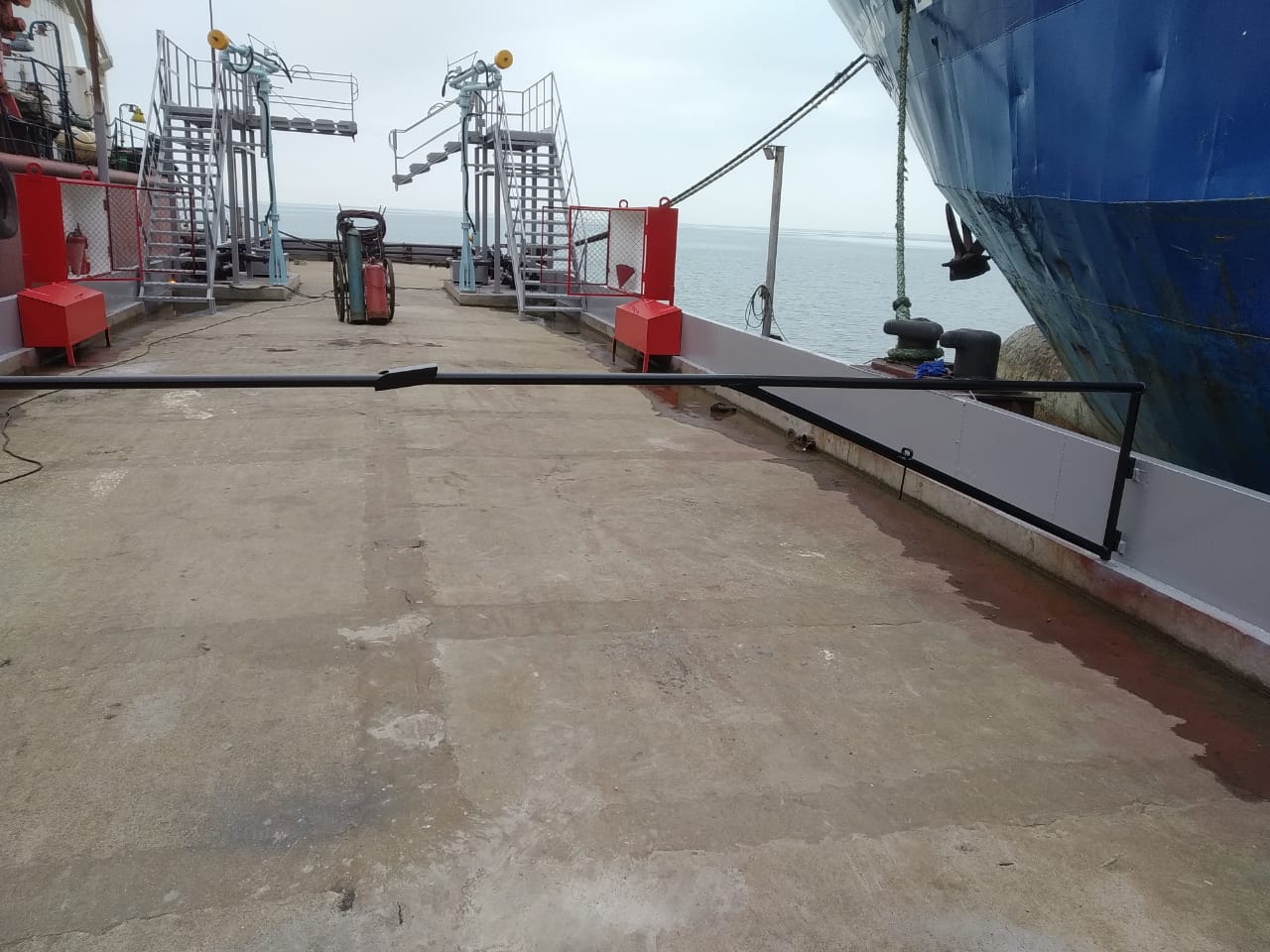 Переоборудование плавучих железобетонных причалов типа ПЖ-61М для осуществления погрузочно-разгрузочной деятельности применительно к нефтепродуктам в морских и речных портах