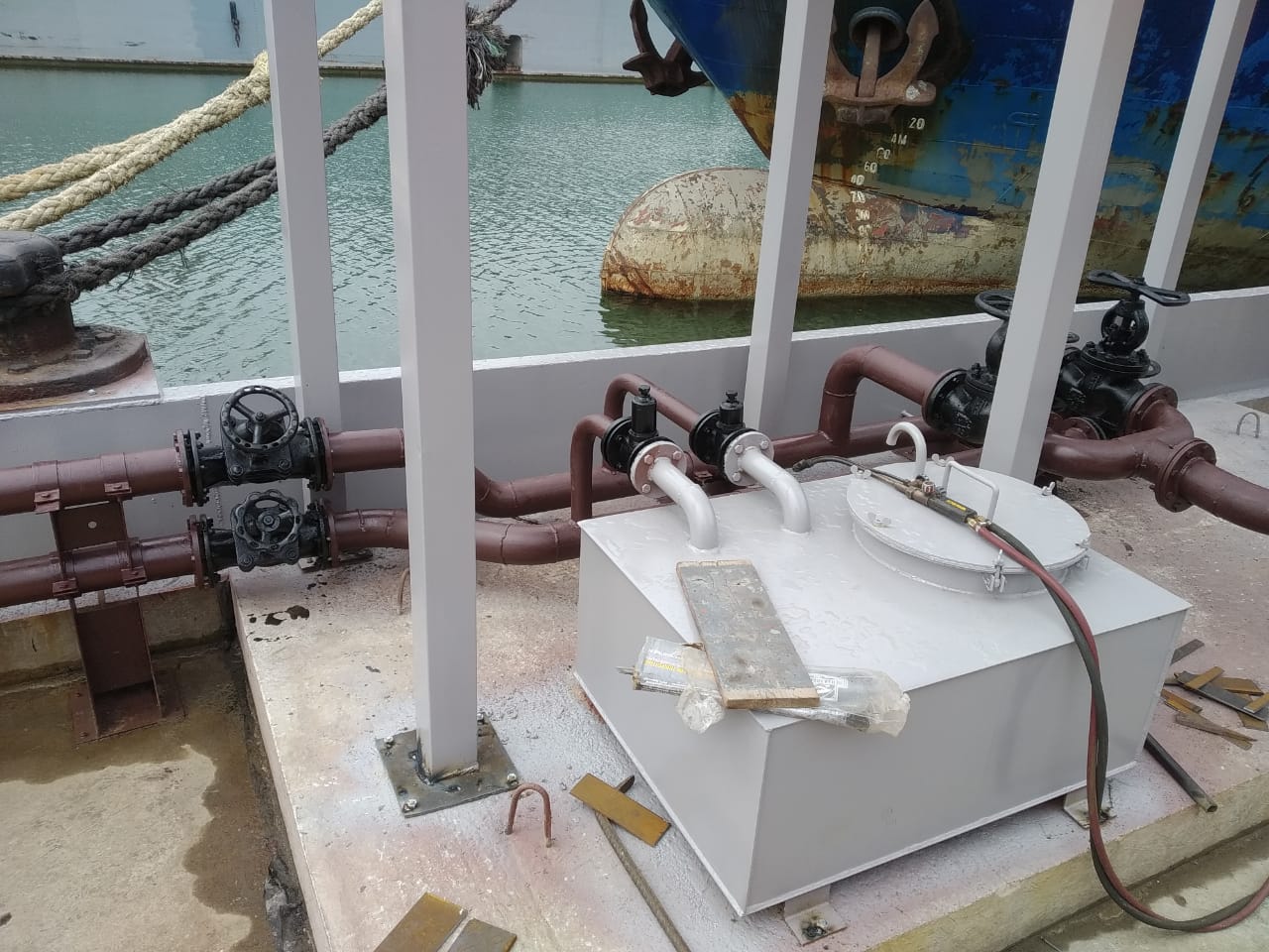 Переоборудование плавучих железобетонных причалов типа ПЖ-61М для осуществления погрузочно-разгрузочной деятельности применительно к нефтепродуктам в морских и речных портах